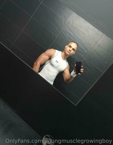 youngmusclegrowingboy かわいいスター 写真