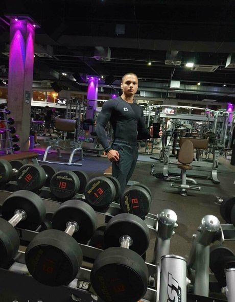 youngmusclegrowingboy 美しいモデル 画像