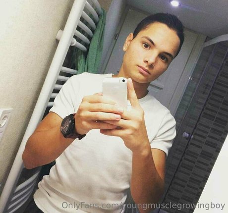 youngmusclegrowingboy 裸のスター ギャラリー