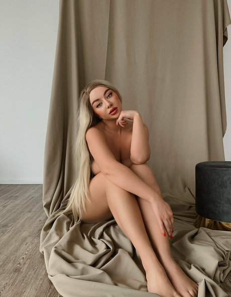 curvy model kate スター 画像