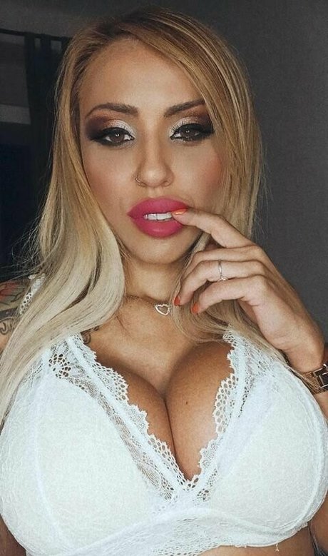 太めのブロンドオンリーファンズ 美しいヌード 写真