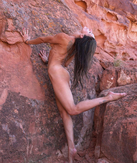 巨乳で曲線美のOnlyFans 裸 写真