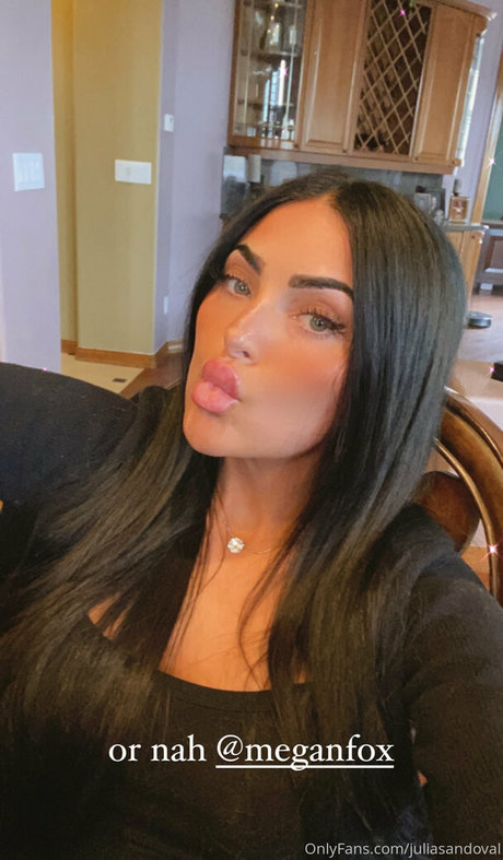 ピアス乳首オンリーファンズ ホット裸 写真