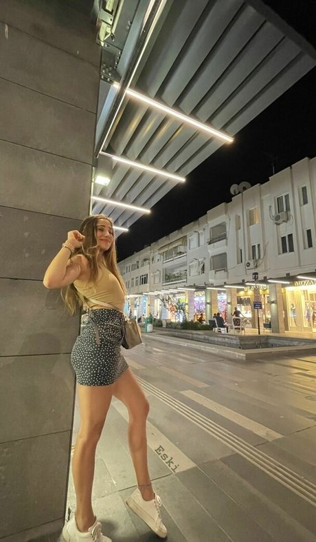 Merve Elmas 高品質のポルノスター 画像