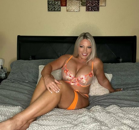 巨大なチンポを持つシーメールオンリーファンズ ホット裸 写真