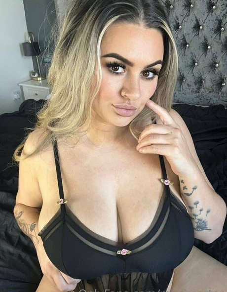 黒人ママオンリーファンズ ポルノグラフィック 写真