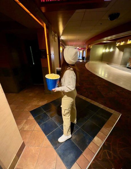 巨大な天然おっぱいオンリーファンズ ヌード ギャラリー