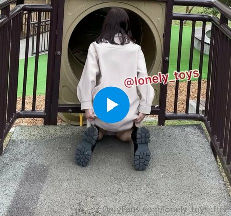 lonely toys free アートスター 写真