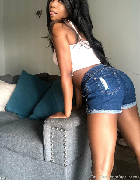 aprilraeee ポルノモデル 画像