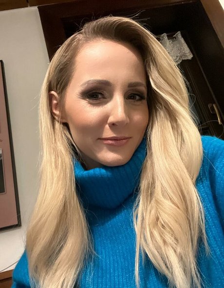 Melissa Naschenweng エロティックなモデル 画像