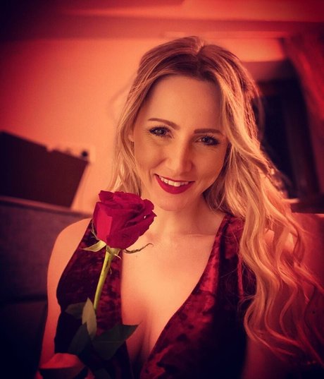 Melissa Naschenweng ポルノスター ヌード 画像