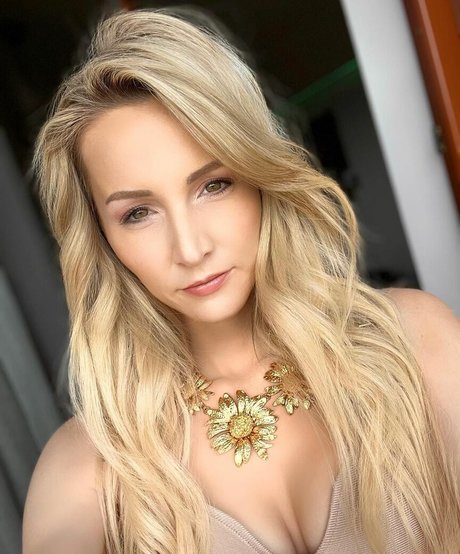 Melissa Naschenweng ポルノスター エロティック 画像