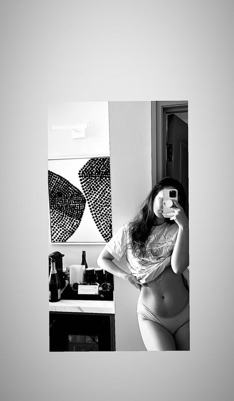 曲線美の女の子オンリーファンズ 美しいポルノ 画像