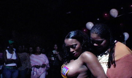 巨大なチンポを持つシーメールオンリーファンズ ホット裸 ギャラリー