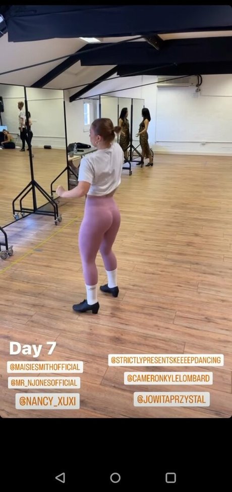 Maisie Smith ヌードモデル 写真