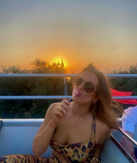 Maisie Smith ポルノスター 裸 ギャラリー