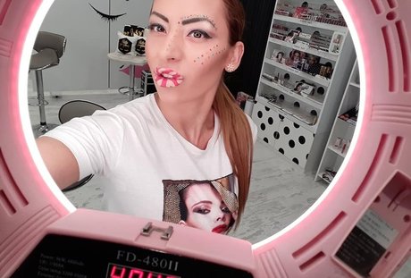 Marinela Adalbertova ポルノ女優 写真