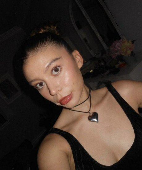 Genevieve Hannelius XXXモデル 写真