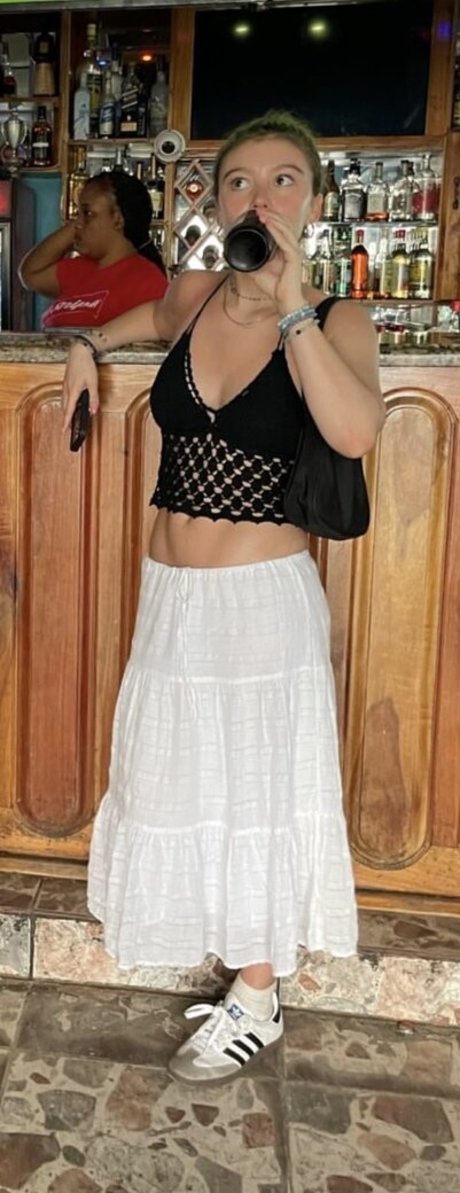 Genevieve Hannelius ヌード女優 写真