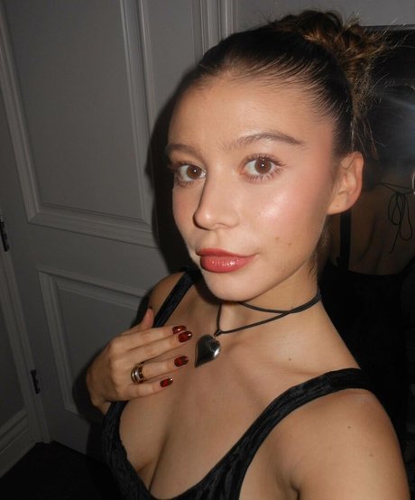 Genevieve Hannelius スター ヌード 写真