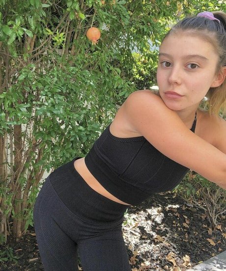 Genevieve Hannelius ヌードモデル 写真