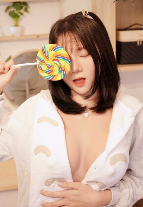 プールでの3P オンリーファンズ 無料アダルト ギャラリー