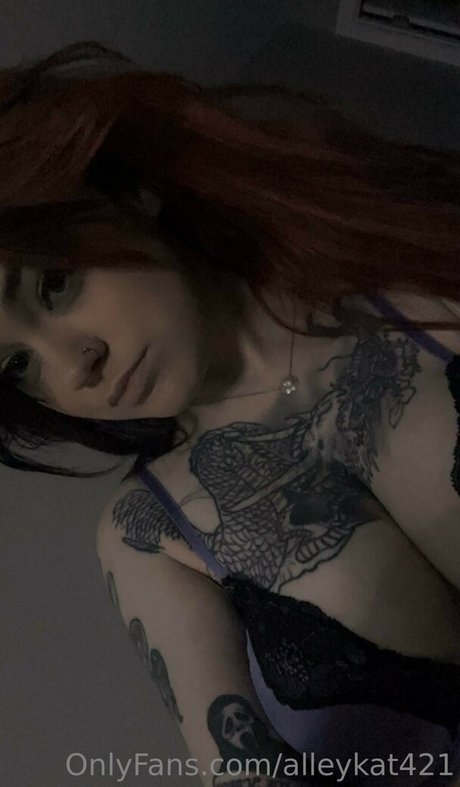 赤毛ティーンオンリーファンズ ホットヌード 写真