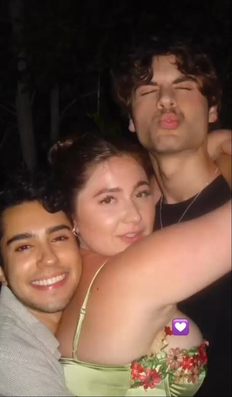 Emma Kenney xxxモデル 写真