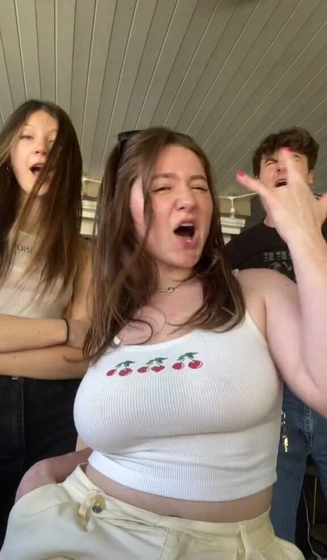 Emma Kenney xxxスター 画像