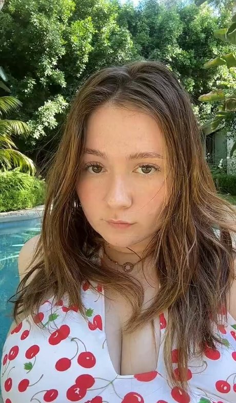 Emma Kenney ポルノスター セクシー 写真