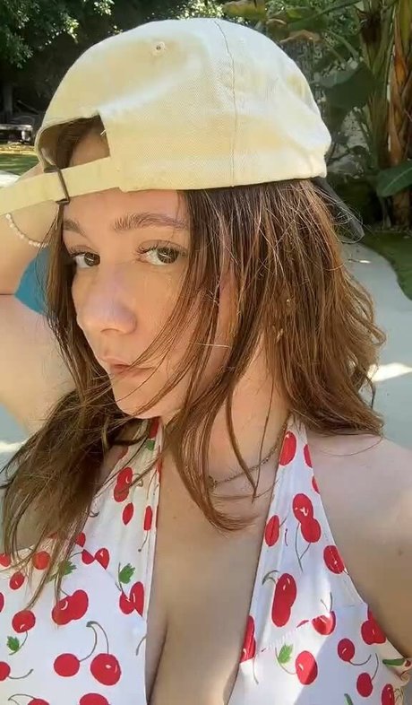 Emma Kenney セクシーモデル 写真