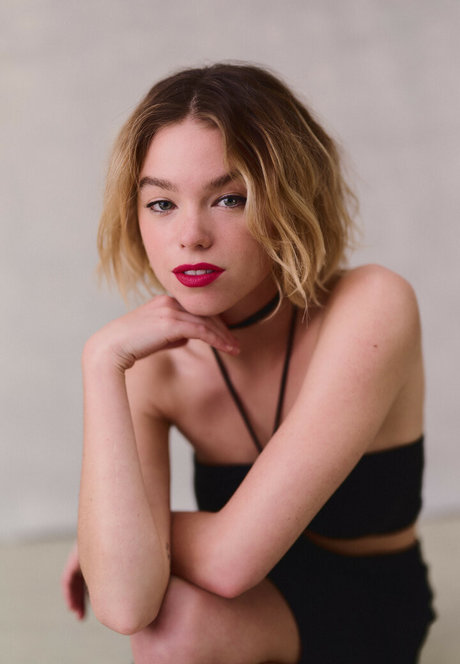 Milly Alcock セクシーモデル 画像