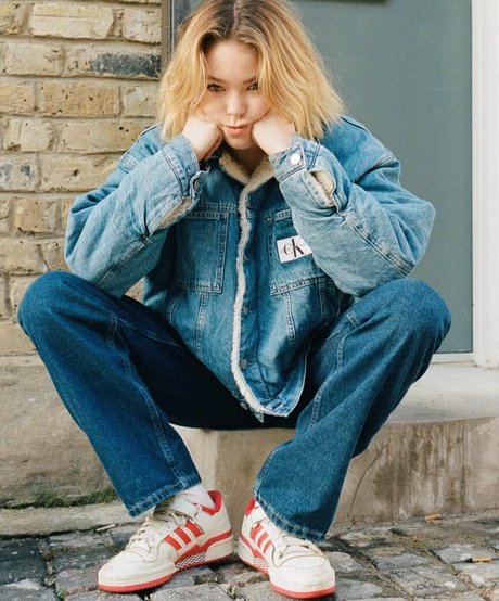 Milly Alcock 限定スター 写真