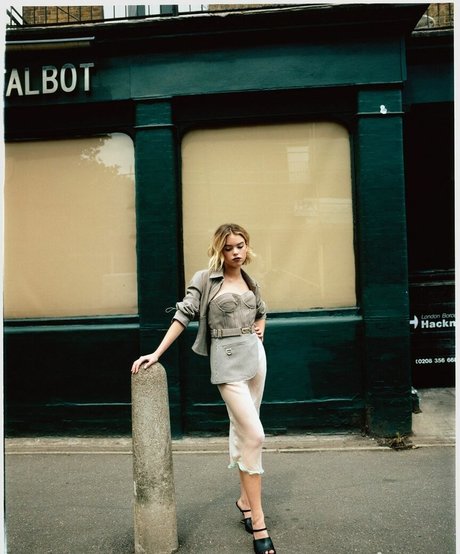 Milly Alcock xxxポルノスター 写真