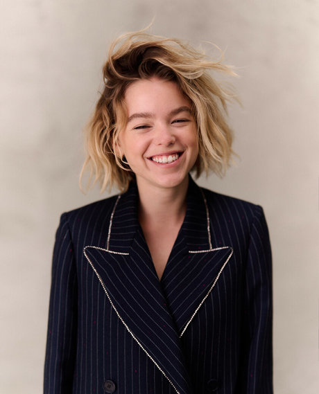 Milly Alcock 裸のモデル 写真