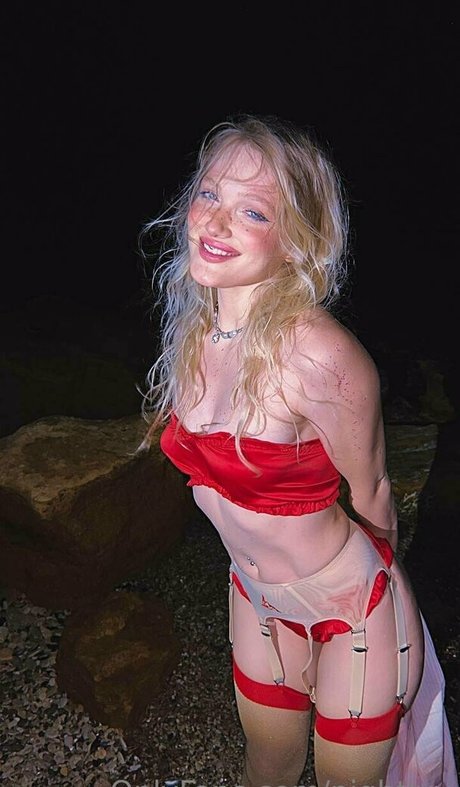 曲線美の女の子オンリーファンズ 裸 画像