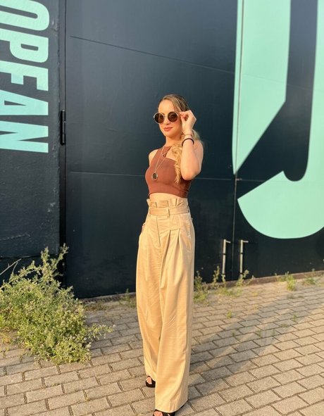 Laure Valee 美しいポルノスター 写真