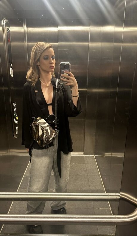 Laure Valee 裸のモデル 写真