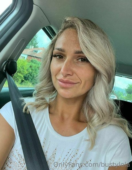 巨大な天然おっぱいオンリーファンズ ホットヌード 写真