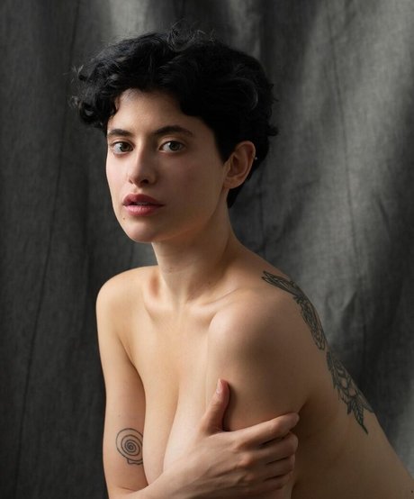 Anna Pittureri 裸のスター ギャラリー