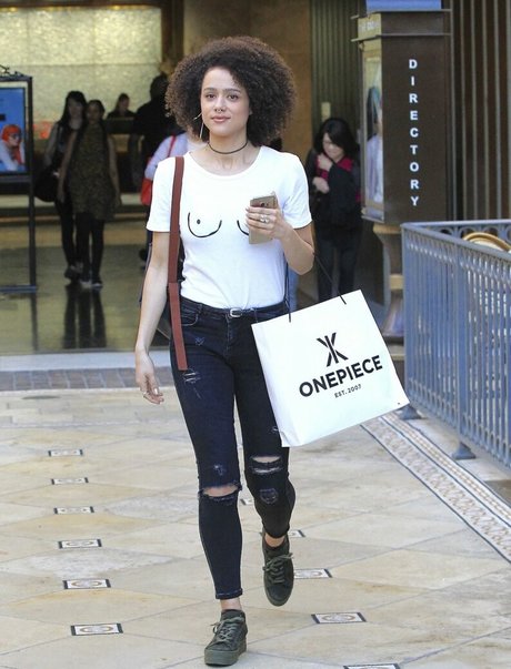 背が高くて巨乳のOnlyFans セクシーヌード 画像