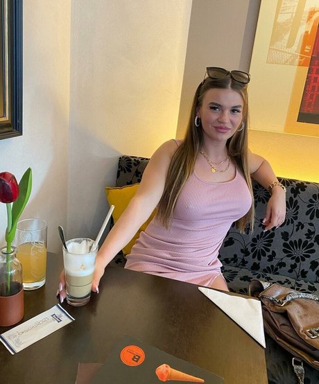 Sarah Slavo ポルノスター セクシー 写真