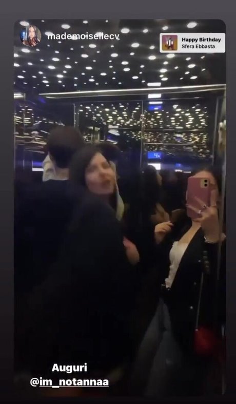 OnlyFansの普及 美しい裸 ギャラリー