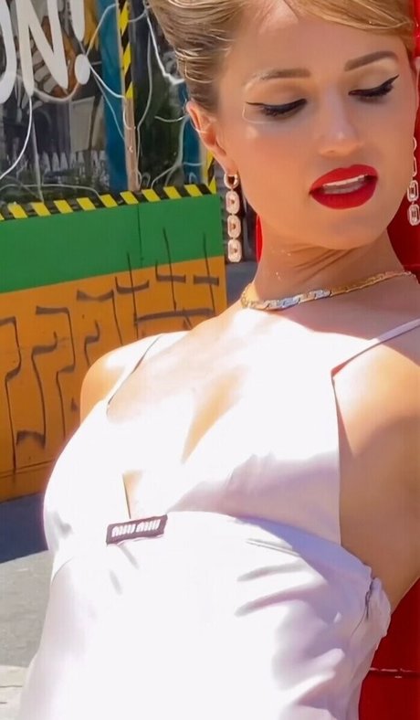 曲線美のラテン系オンリーファンズ ヌード 写真