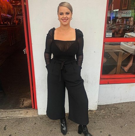 ダーティトークオンリーファンズ 裸 ギャラリー