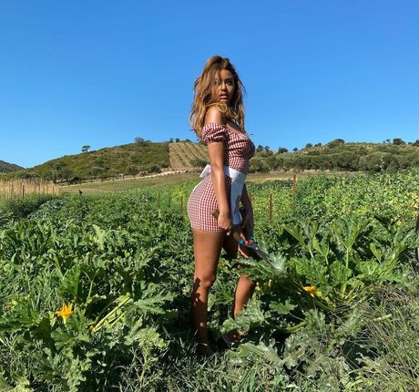 ピアス乳首オンリーファンズ えろ 写真