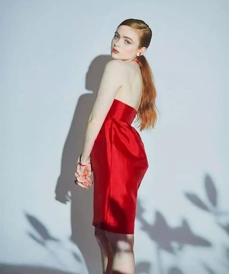 Sadie Sink ポルノスター 無料 写真