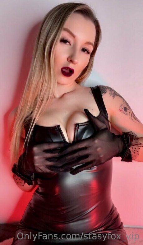 巨大なチンポを持つシーメールオンリーファンズ セクシーヌード ギャラリー