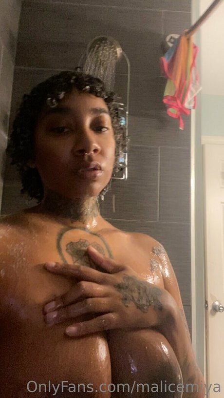 巨乳の赤毛オンリーファンズ ホットヌード 写真