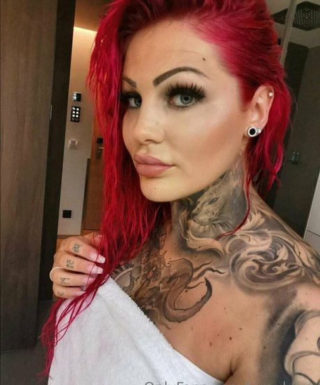 巨大な天然おっぱいオンリーファンズ アートポルノ 画像